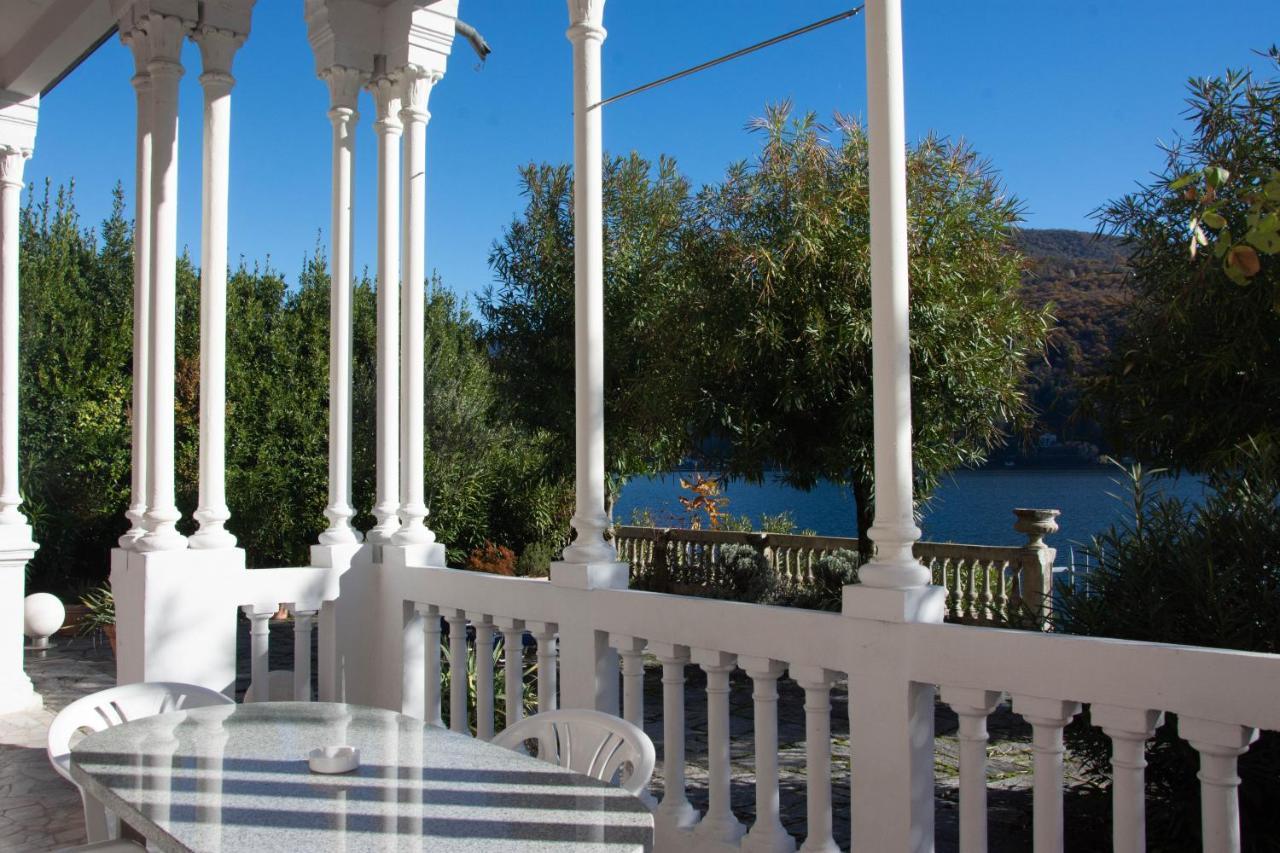 Residence Ville Lago Lugano Porto Ceresio Exterior photo